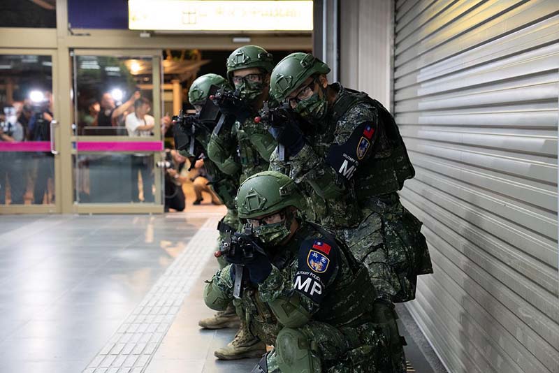 圖為上月模擬敵軍偽裝旅客意圖控制北車,憲兵偕同衛戍區守備部隊,成功奪回重要交通樞紐。圖/翻攝自軍聞社臉書