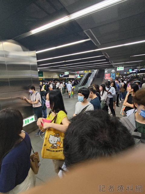台北捷運上午列車異常進行換乘 造成小南門站大排長龍 66 9lGnu3Pl | 生活 生活 記者爆料網