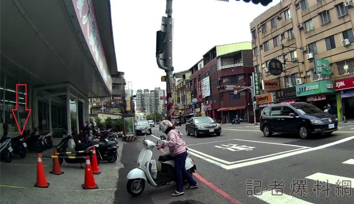 男子情緒低落忘機車! 暖警找回另發現背後藏有洋蔥 75 S 82231312 0 | 社會 社會 記者爆料網