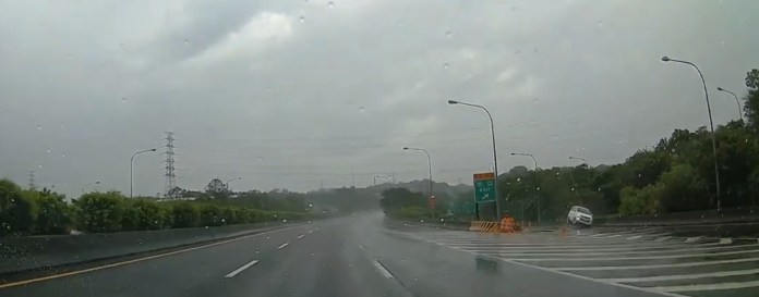 (國道驚險打水漂畫面曝光)超驚險!休旅車行駛國道打滑 橫越4車道180度迴轉再撞匝道護欄 72 2休旅車迴轉180度撞上匝道護欄。翻攝八卦村行車紀錄器影片上傳中心 | 社會 社會 記者爆料網