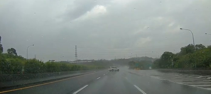 (國道驚險打水漂畫面曝光)超驚險!休旅車行駛國道打滑 橫越4車道180度迴轉再撞匝道護欄 70 | 社會 社會 記者爆料網