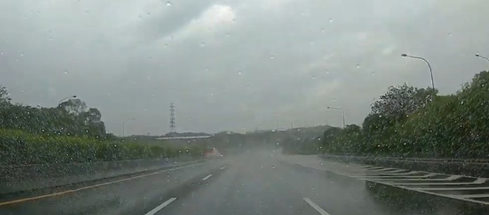 (國道驚險打水漂畫面曝光)超驚險!休旅車行駛國道打滑 橫越4車道180度迴轉再撞匝道護欄 71 | 社會 社會 記者爆料網