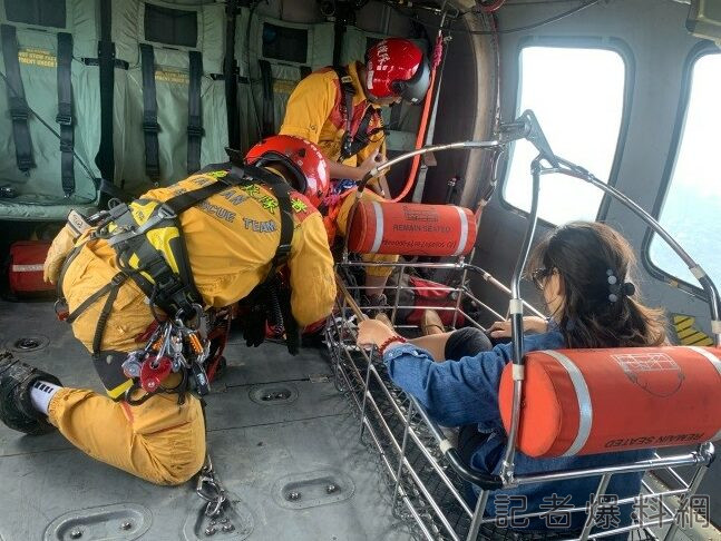 南投縣仁愛鄉交通中斷 空勤黑鷹直升機出動吊掛受困雲鄉溫泉山莊孕婦 74 123 3 rotated | 社會 社會 記者爆料網