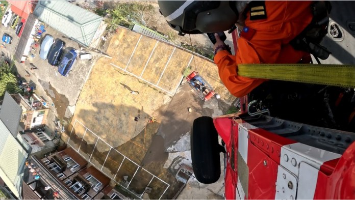 南投縣仁愛鄉交通中斷 空勤黑鷹直升機出動吊掛受困雲鄉溫泉山莊孕婦 73 456 | 社會 社會 記者爆料網