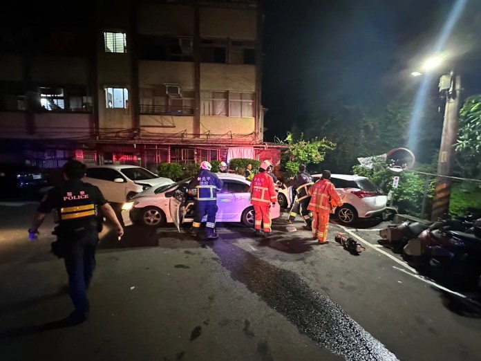 汐止3車撞一團 男剛好下車衰卡車門間隙 74 411 3 | 社會 社會 記者爆料網