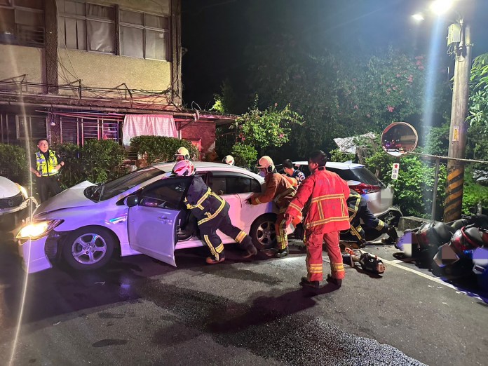 汐止3車撞一團 男剛好下車衰卡車門間隙 72 412 3 | 社會 社會 記者爆料網