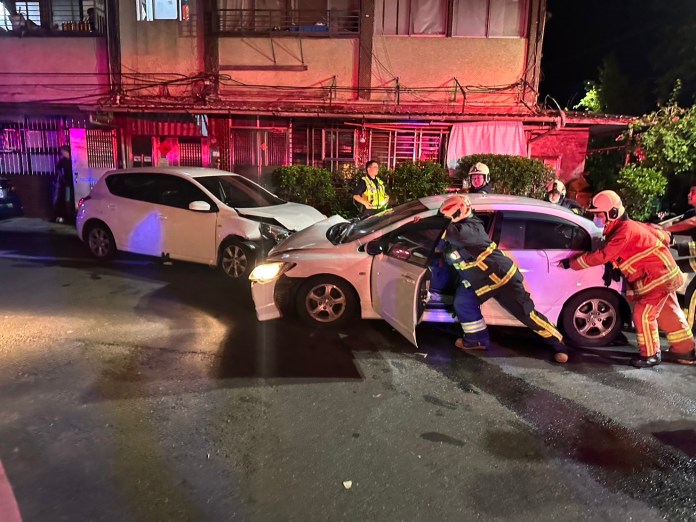 汐止3車撞一團 男剛好下車衰卡車門間隙 73 413 | 社會 社會 記者爆料網