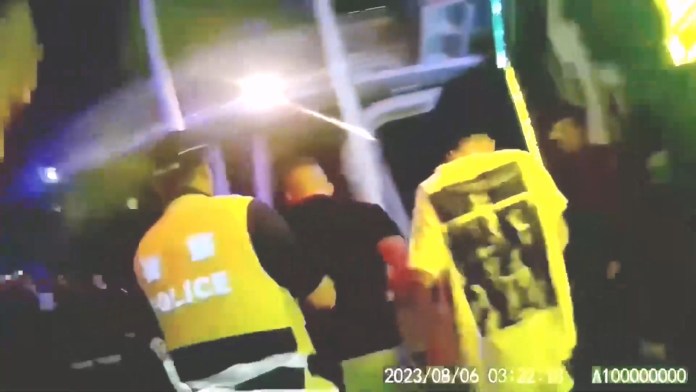 夜店口角爭執險上演「全武行」 警雷厲風行保護管束制止糾紛 77 713 1 | 社會 社會 記者爆料網