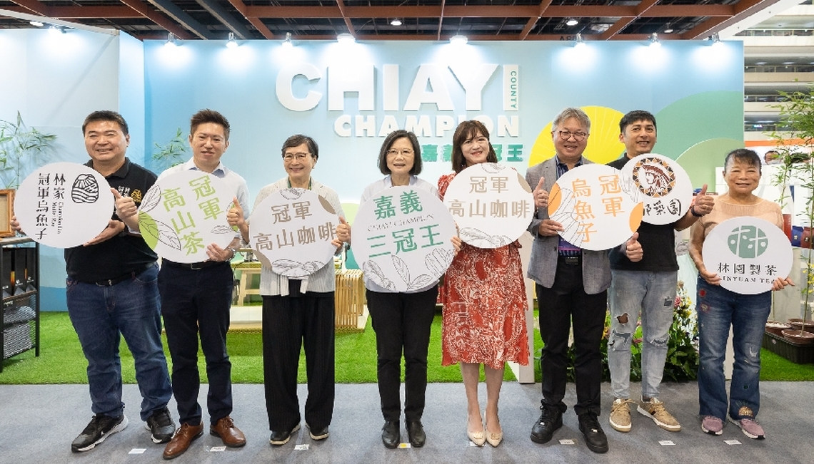蔡英文總統現身美食展並親自沖泡台灣特有種索恩娜咖啡大讚阿里山咖啡是精品