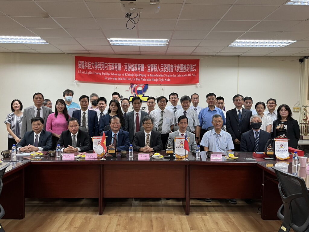 圖文說明:越南代表團參訪吳鳳科大締結盟約促進學術交流,吳鳳科大代表簽約盧維新副校長