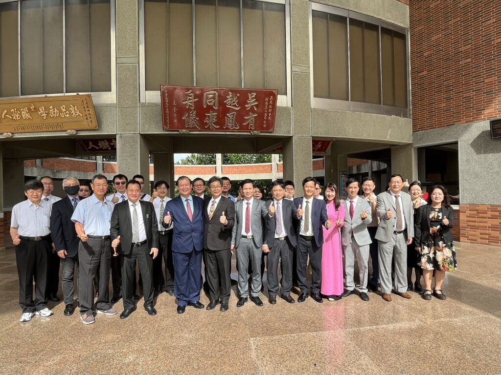 圖文說明:越南代表團參訪吳鳳科大締結盟約促進學術交流,吳鳳科大代表簽約盧維新副校長