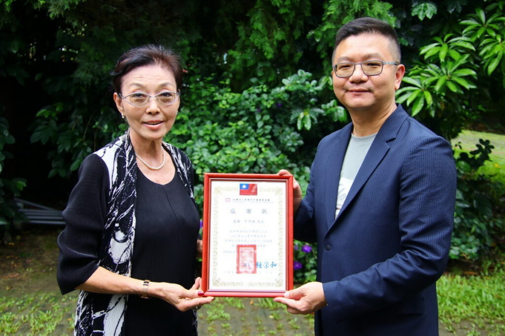 社團法人高雄市兒童發展協會回贈感謝狀給中山管院校友會