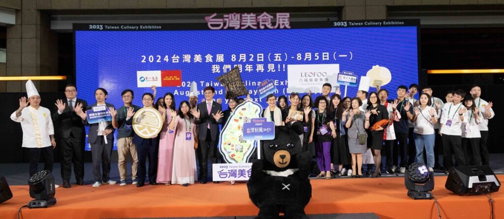 葉菊蘭會長及觀光局林信任副局長與參展單位及哦熊組長余閉幕典禮合影,相約明年美食展再見