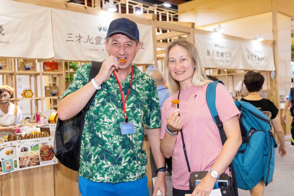 今早近300位國際旅客搭乘郵輪海洋光譜號,在基隆港下港後就直衝台灣美食展大啖美食,品嚐蜜地瓜