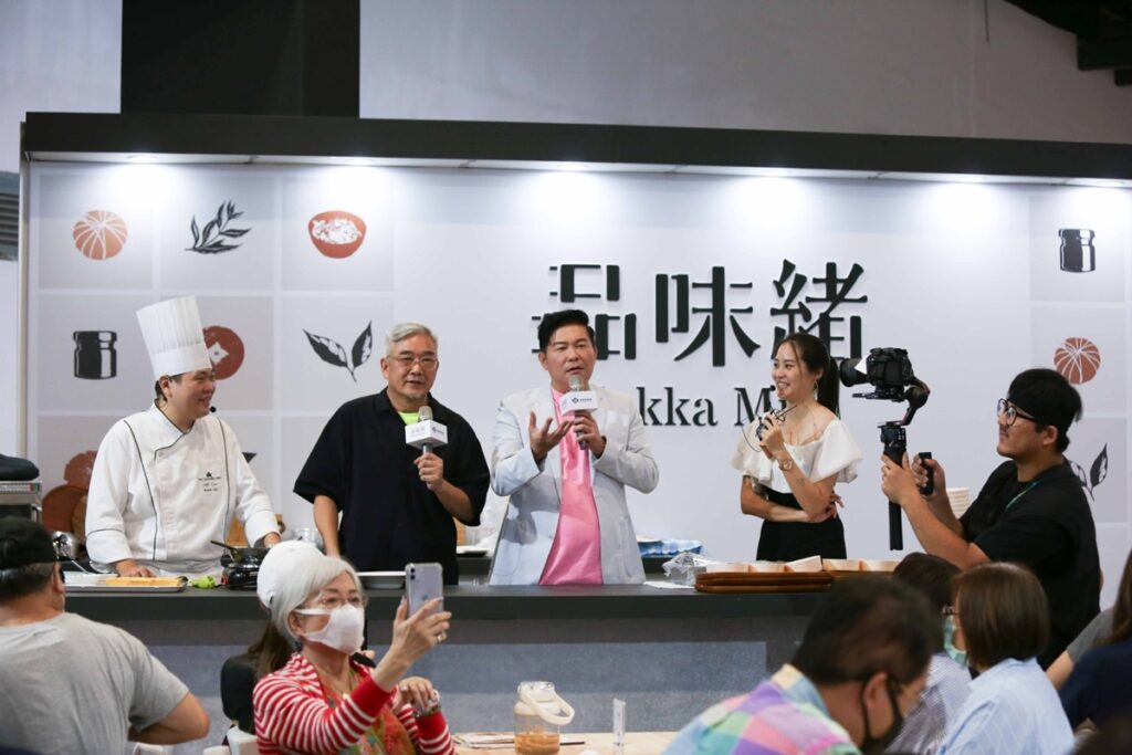 知名主持人曾國城也蒞臨客委會展館
