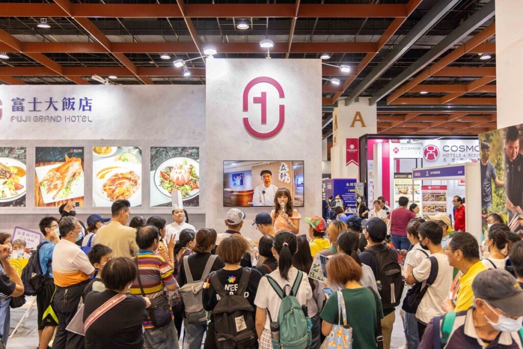 飯店業集滿排隊人潮搶購餐券