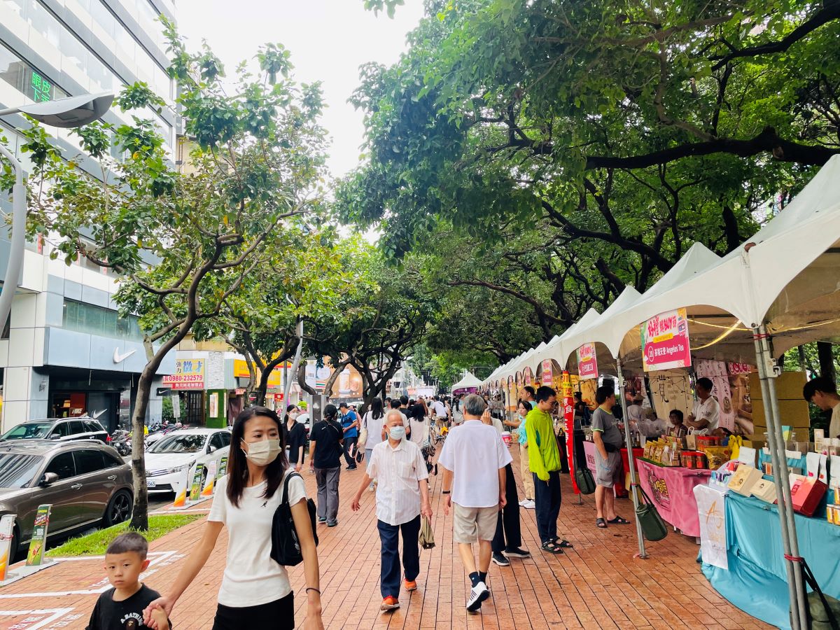 活動當天雖然下著雨仍有許多民眾熱情參與台中好禮購buy節正式開跑。(圖/台中市政府提供)