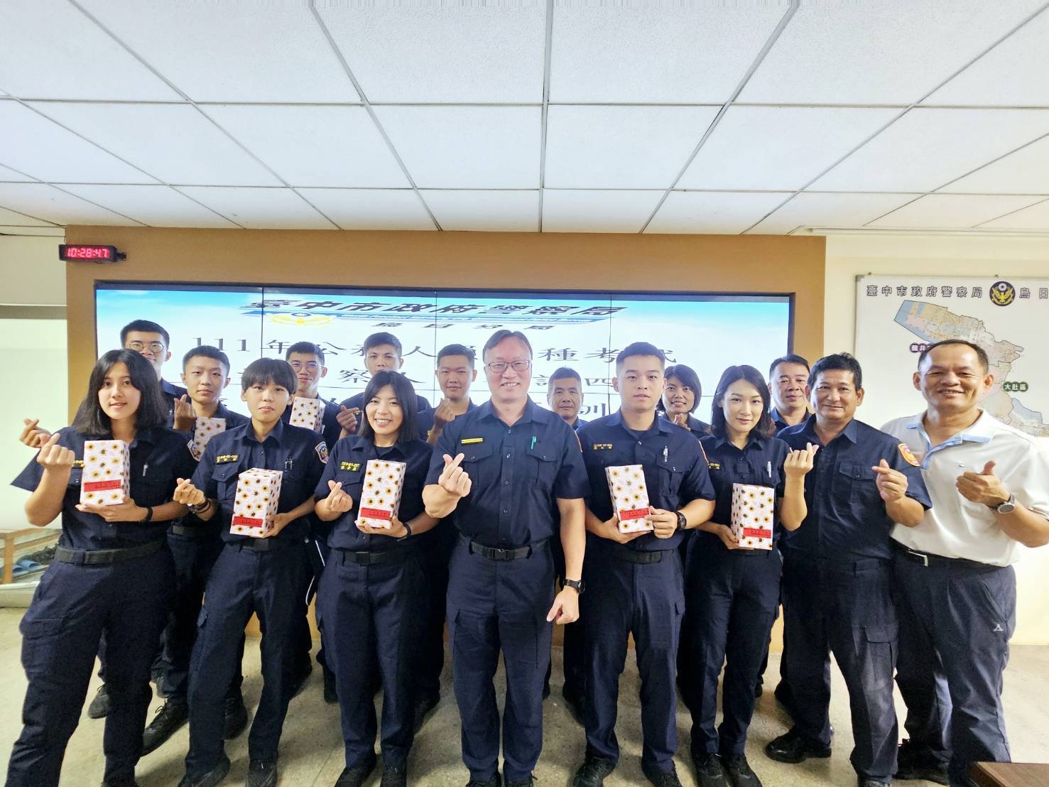 為期2個月的暑期實習結束後，10位特考班實習生順利完成任務，台中市政府警察局烏日分局於4日由督察組長謝啟材代替尤啓南分局長主持了溫馨的座談會。（圖/記者江雁武翻攝）