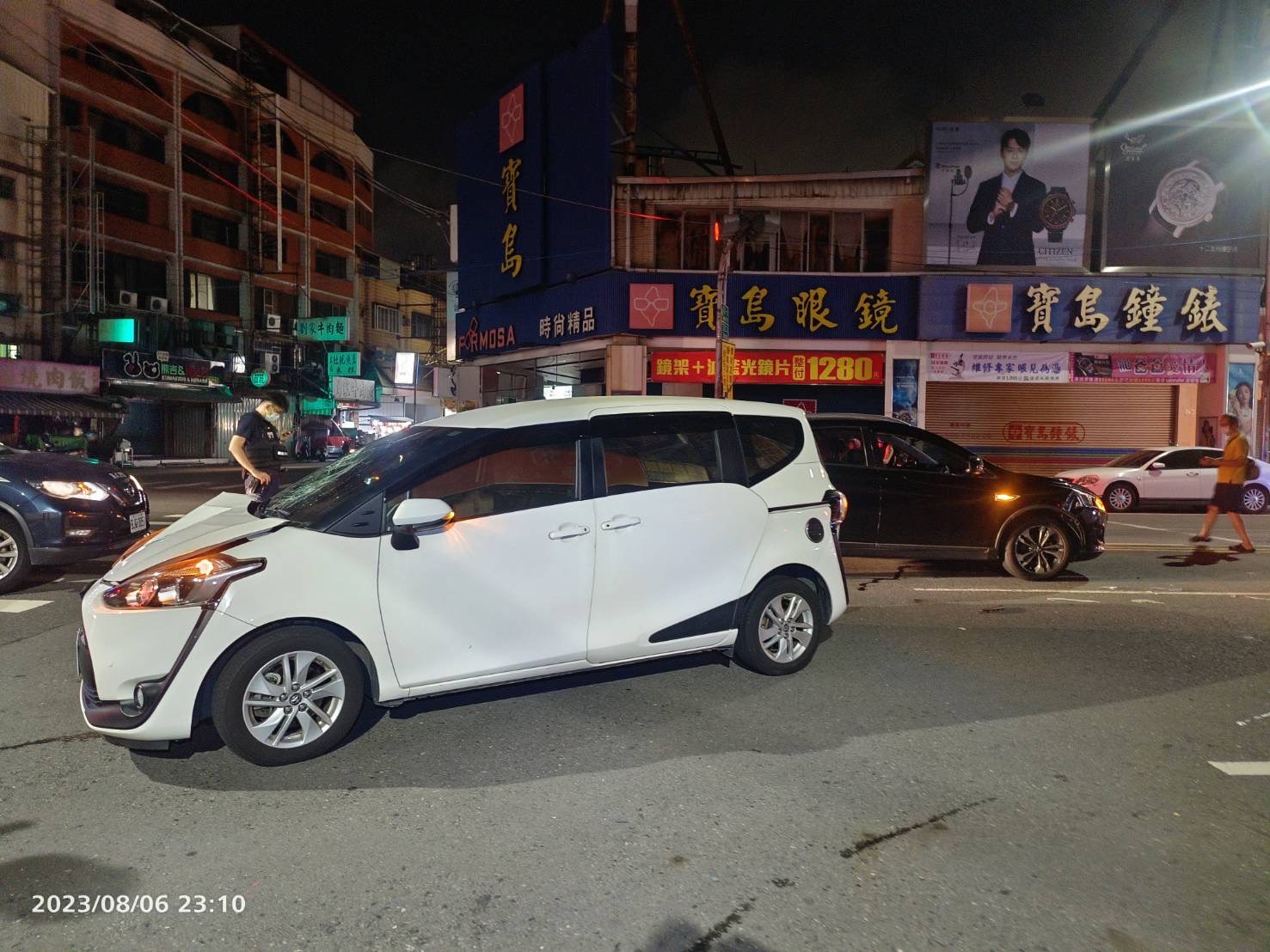 行人穿越馬路遭汽車撞上 送醫搶救不治