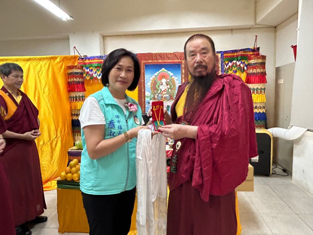 《圖說》世界佛教正心會於田中龍江館舉辦法會,該會指導金剛上師恆性嘉措仁波且致贈綠度母墜子給田中鎮長蕭淑芬。〈主辦單位提供〉