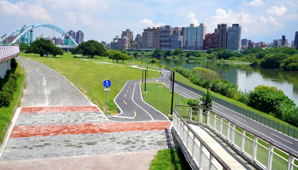 《圖說》抬升高程改善後之自行車道可減輕易淹水問題。〈高灘處提供〉