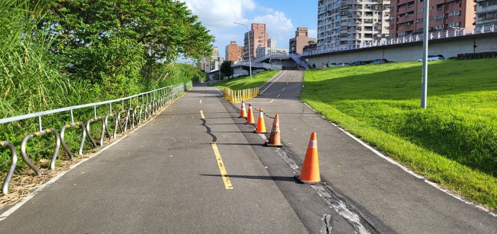 《圖說》改善前自行車道鋪面老舊,有裂痕破損情形。〈高灘處提供〉