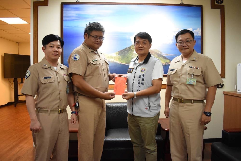 《圖說》宜蘭軍人服務站長尹華忠今日專程赴蘇澳168艦隊作戰中心探視慰問術後返回崗位的游姓士官長。〈宜蘭軍服站提供〉