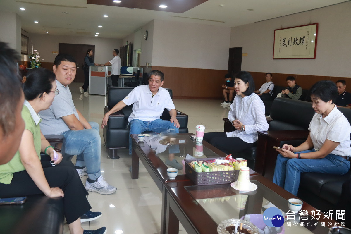 何議長（中）也特別關心目前救災進度。（記者扶小萍攝）