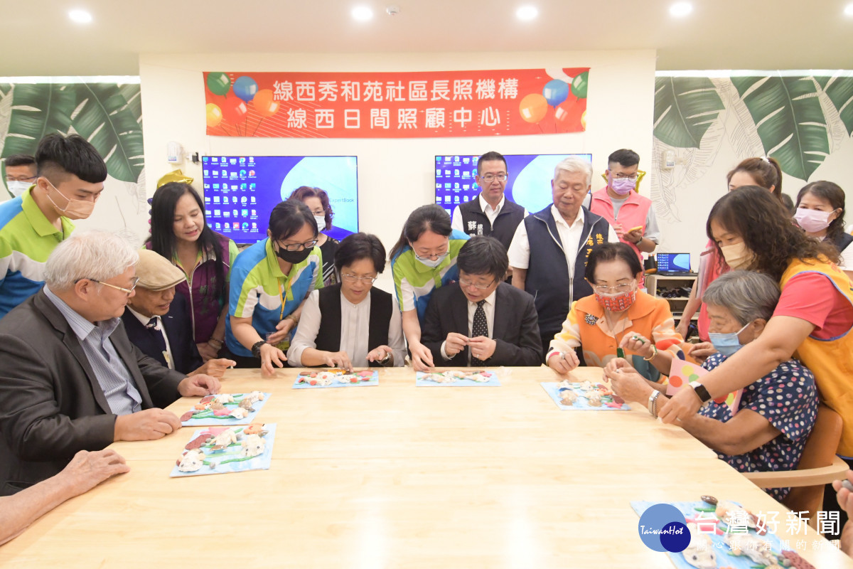 縣長王惠美、衛生福利部常務次長周志浩、國民健康署署長吳昭軍與長輩一起手作。圖/彰化縣政府提供