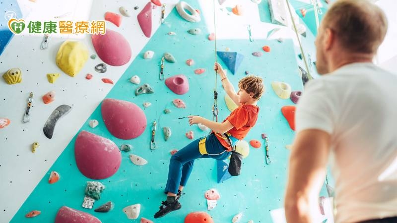 親子合作挑戰攀岩! 「這樣做」有助青少年因應壓力