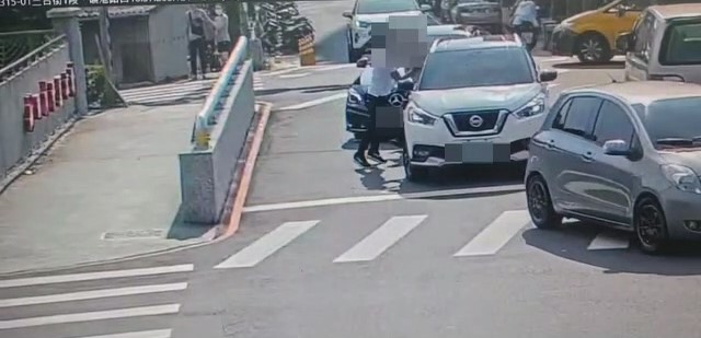好氣!北投賓士男不滿被國產車超車 停等時亮槍敲窗 81 113 1 | 社會 社會 記者爆料網