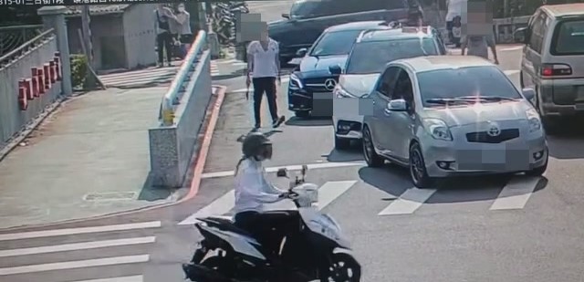 好氣!北投賓士男不滿被國產車超車 停等時亮槍敲窗 77 112 3 | 社會 社會 記者爆料網