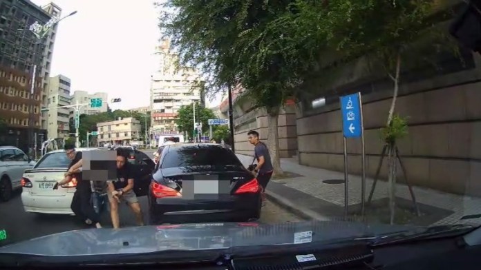 好氣!北投賓士男不滿被國產車超車 停等時亮槍敲窗 80 115 | 社會 社會 記者爆料網