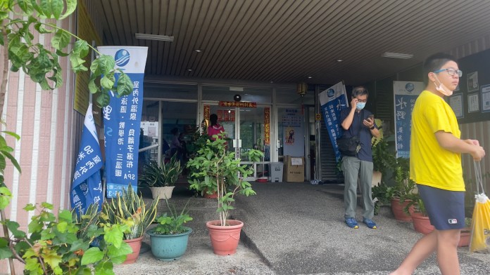 台南歸仁游泳池屋頂破洞 大雨降下如瀑布傾洩而下 69 S 78692361 | 生活 生活 記者爆料網