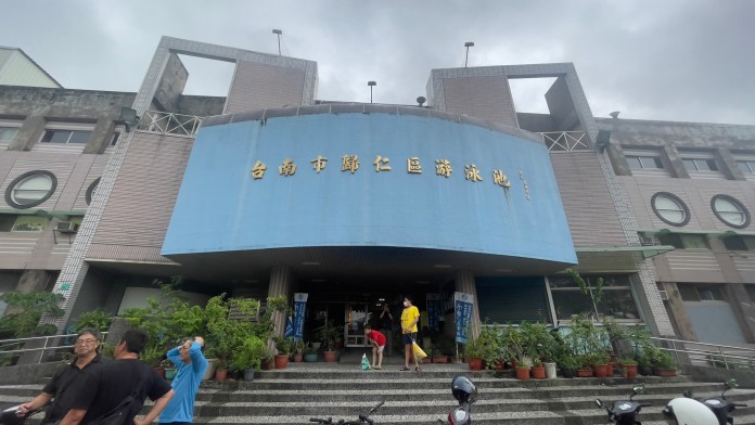 台南歸仁游泳池屋頂破洞 大雨降下如瀑布傾洩而下 70 S 78692363 | 生活 生活 記者爆料網