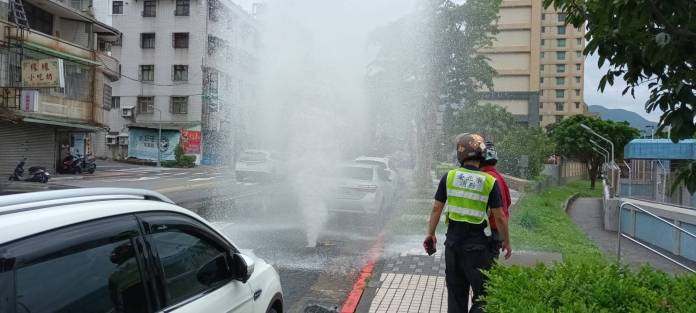 北市北投區「水火不容」?早上消防栓噴泉下午變電箱爆炸 74 513 2 | 社會 社會 記者爆料網