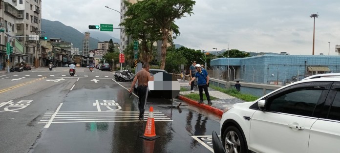 北市北投區「水火不容」?早上消防栓噴泉下午變電箱爆炸 75 514 1 | 社會 社會 記者爆料網