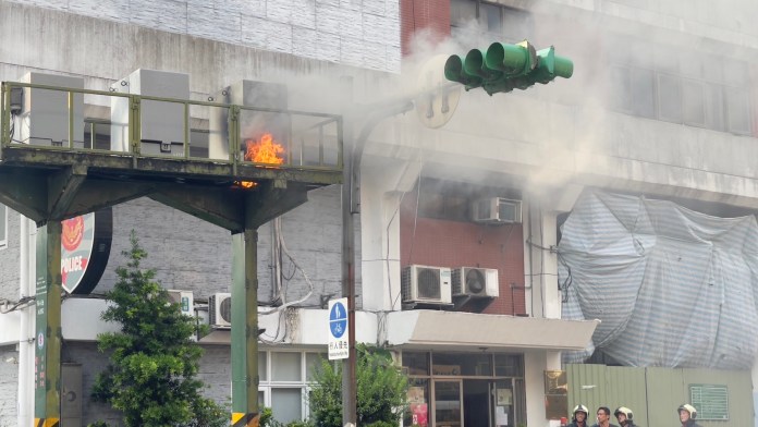 北市北投區「水火不容」?早上消防栓噴泉下午變電箱爆炸 76 511 5 | 社會 社會 記者爆料網