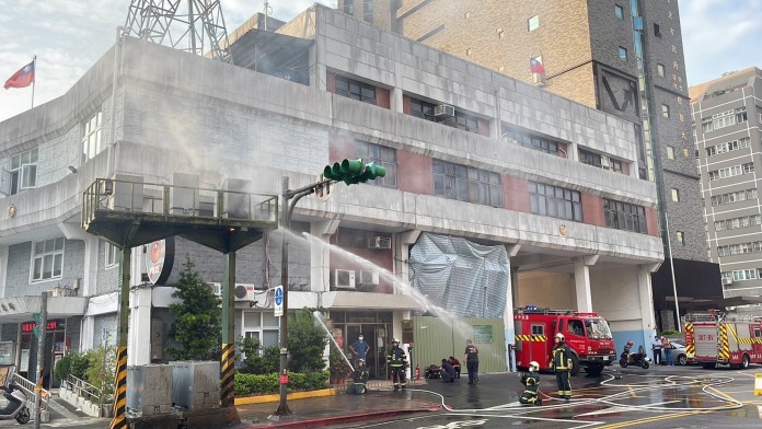 北市北投區「水火不容」?早上消防栓噴泉下午變電箱爆炸 77 512 3 | 社會 社會 記者爆料網