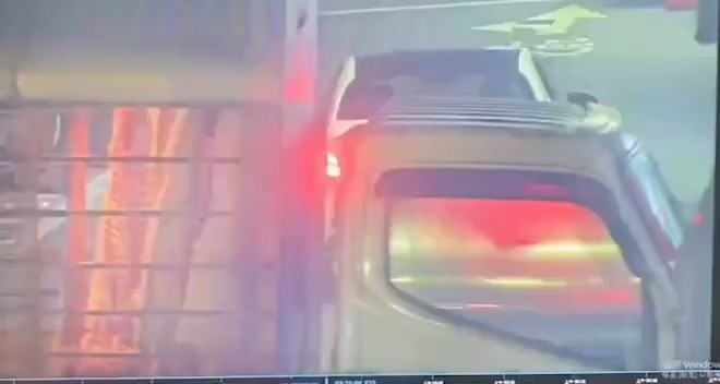 駕駛座無人「幽靈貨車」撞破公寓圍牆 送貨司機大意忘拉手煞車釀禍 80 412 4 | 社會 社會 記者爆料網