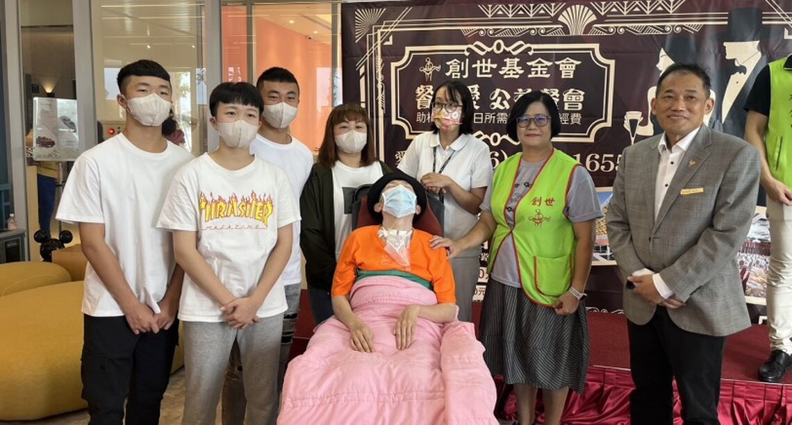 台南創世為植物人拍父親節合照