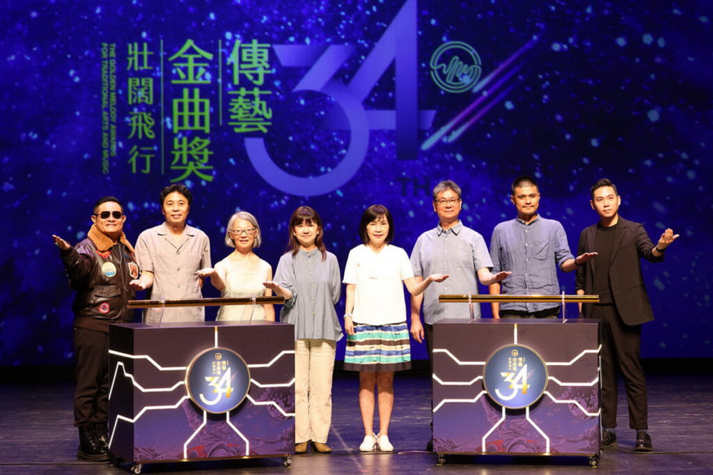 圖:第34屆傳藝金曲獎頒獎典禮將於10月7日舉行,文化部次長李靜慧(左4)、國立傳統藝術中心主任陳悅宜(右4)及副主任鄒求強(左1)、總召集人暨音樂類召集人吳榮順(右3)、戲曲類召集人紀慧玲(左3)及典禮總導演兼策展人汪兆謙(右2)、視覺總監顏伯駿(右1),邀請所有的觀眾乘著藝術的翅膀,一同「壯闊飛行」。)