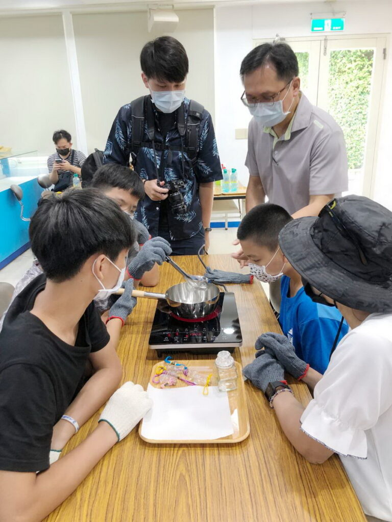 圖說:臺鹽通霄環境教育課程「鹽來如此」,讓學員透過煮海水為鹽的實驗,體現先民智慧。