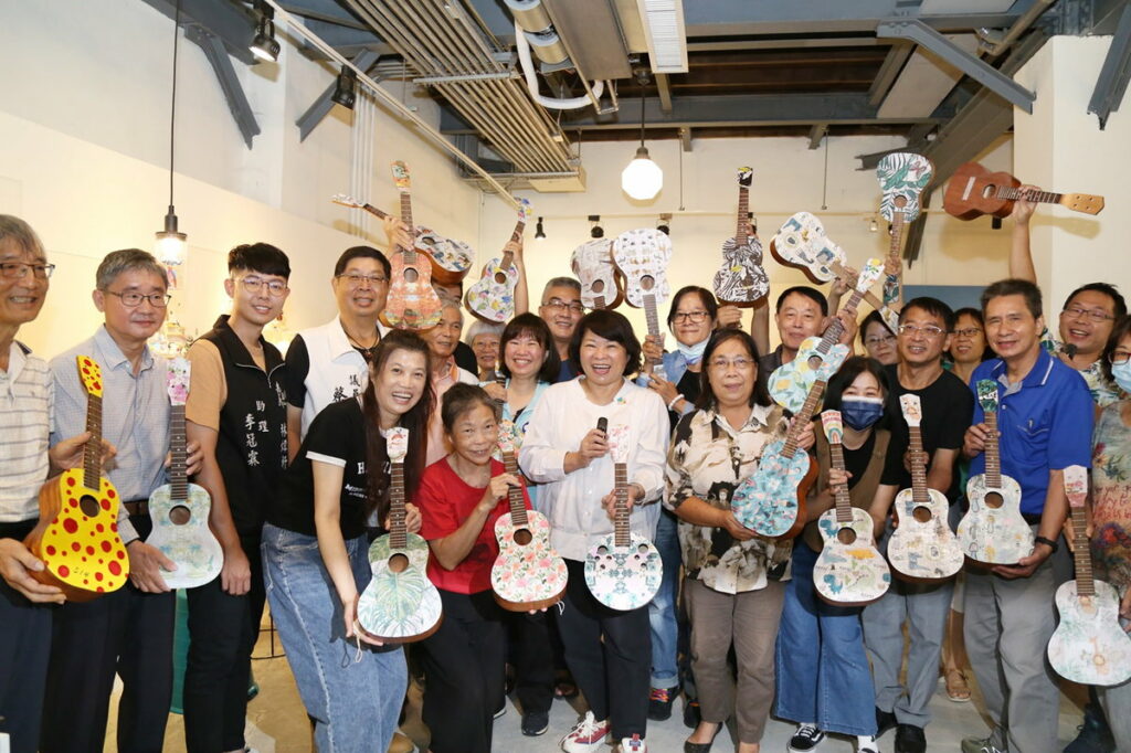 黃敏惠市長手作烏克麗麗 與勇壯學員一同「樂起來」