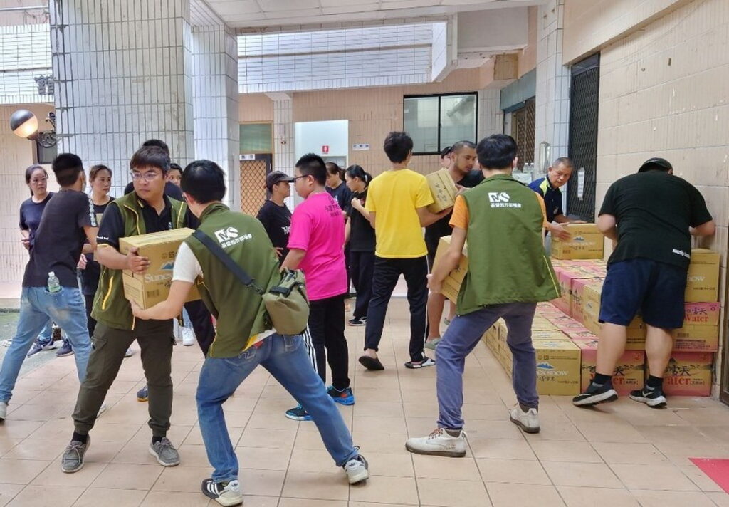 芥菜種會防救災服務中心人員參與在南投縣埔里鎮謝緯紀念營地的物資運送。（芥菜種會提供）