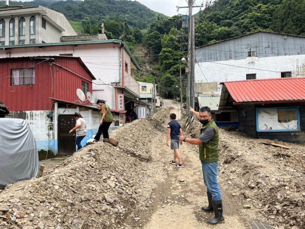芥菜種會防救災服務中心深入都達部落關懷與訪視。（芥菜種會提供） 