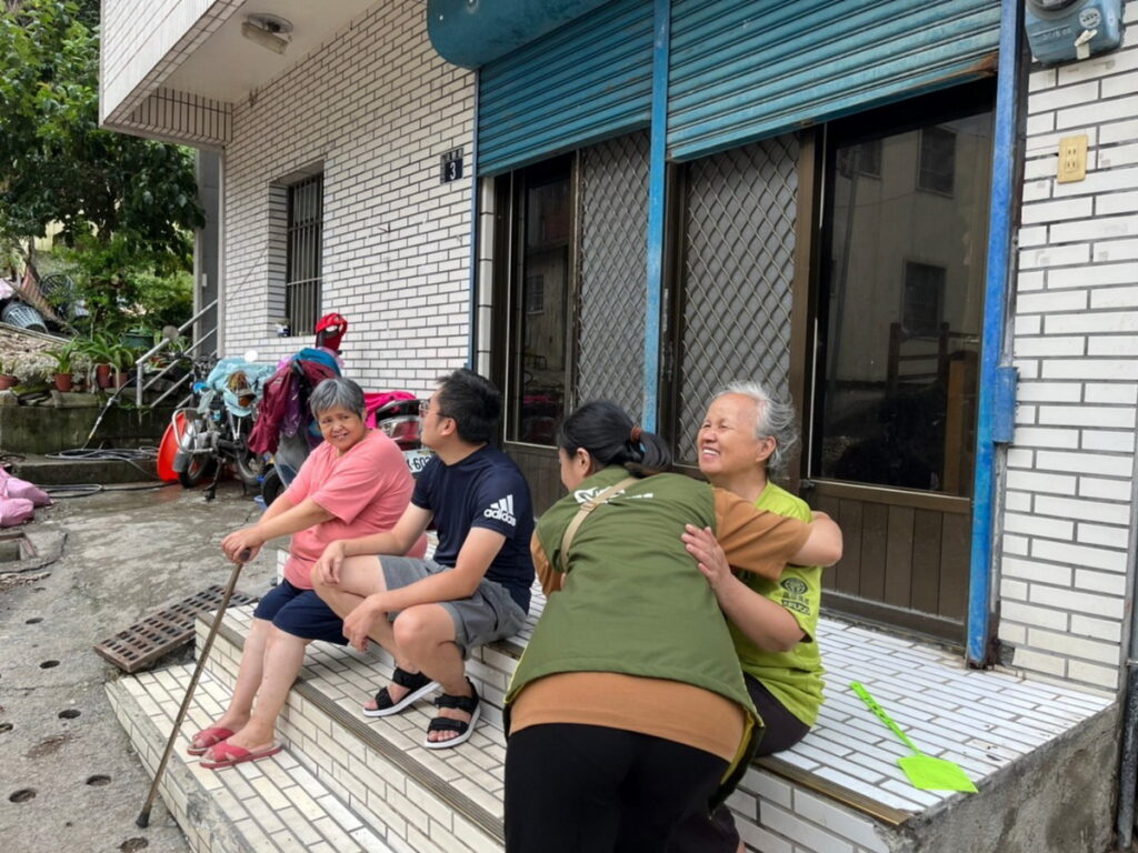 芥菜種會台中中心社工拿娥米挺進災區部落關懷族人（芥菜種會提供） 