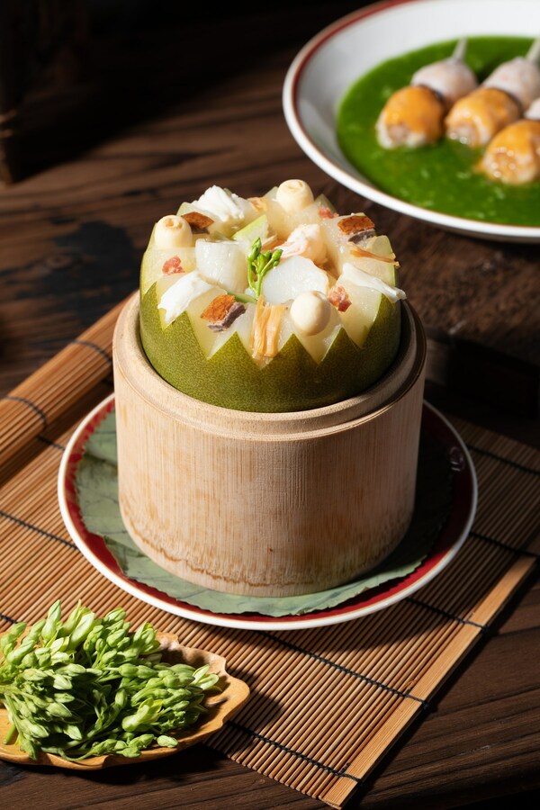 「彭慶記」的「花膠魚翅迷你冬瓜盅」不但明目清肝、行氣活血,更可消毒解腫、滋補養顏。 「彭慶記」的「花膠魚翅迷你冬瓜盅」不但明目清肝、行氣活血,更可消毒解腫、滋補養顏。