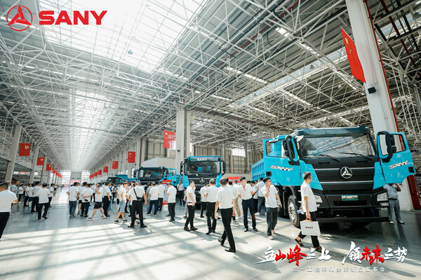 Clients check out the new energy vehicles newly launched by SANY in its industrial park in Changsha. Clients check out the new energy vehicles newly launched by SANY in its industrial park in Changsha.