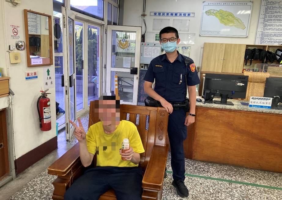 段博文警員透過王男醫院手環，查到家屬聯繫電話，請家人來派出所帶回。（圖/記者江雁武翻攝）